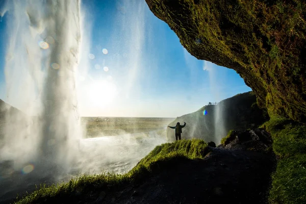 游客站在 Seljalandsfoss 在冰岛南部，Seljalandsfoss，冰岛最著名的瀑布之一 — 图库照片