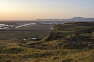 Seljalandsfoss, İzlanda Nehri Vadisi üzerinde gün batımı. Mercek parlaması ile.