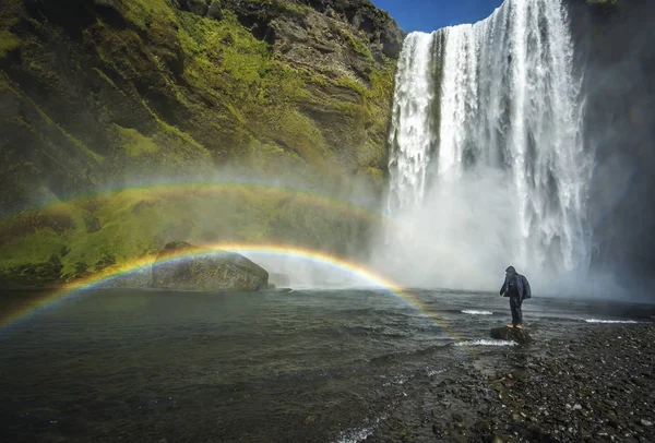 站在斯科加瀑布瀑布，冰岛附近的旅游 — 图库照片