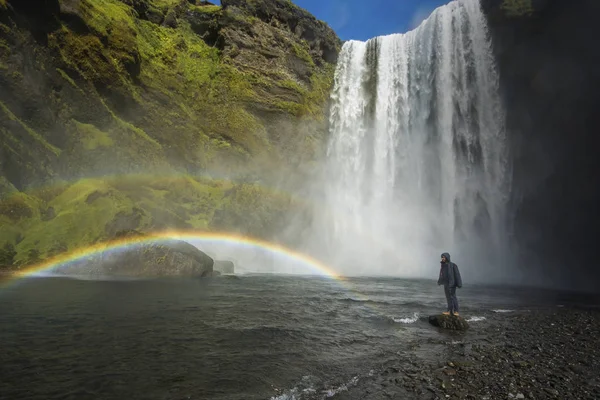 Posición turística cerca de la cascada de Skogafoss, Islandia — Foto de Stock