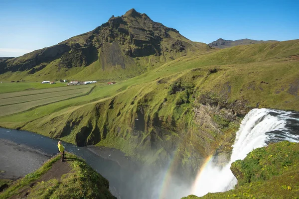 站在美丽和著名斯科加瀑布瀑布附近的旅游。冰岛南部的 — 图库照片