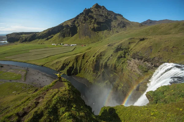 Güzel ve ünlü Skogafoss şelale duran turist. İzlanda'nın Güney — Stok fotoğraf