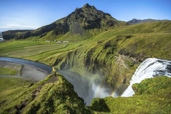 Güzel ve ünlü Skogafoss şelale duran turist. İzlanda'nın Güney — Stok fotoğraf