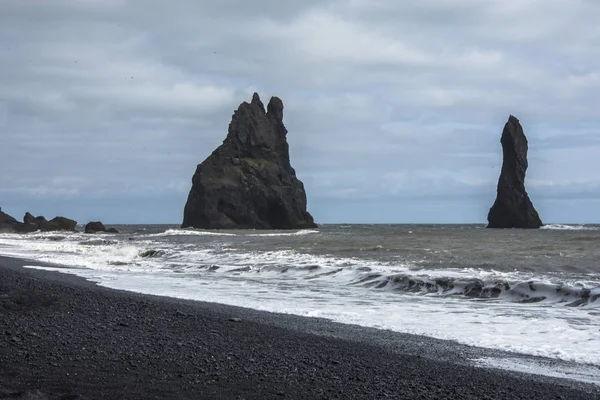 Spiaggia di Reynisfjara in Islanda vicino a Vik — Foto Stock