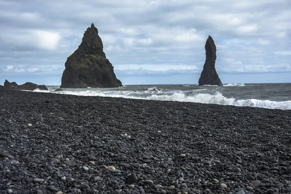 Spiaggia di Reynisfjara in Islanda vicino a Vik — Foto Stock