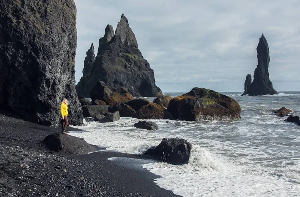 Donne sulla spiaggia di sabbia nera - Islanda — Foto Stock