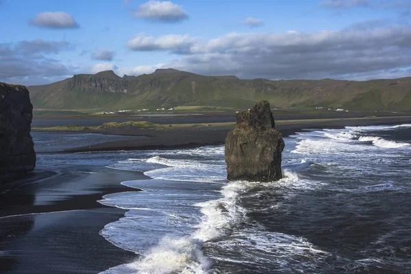 Dyrholaey cape, volkanik kum plaj, South Iceland'deki / peyzaj