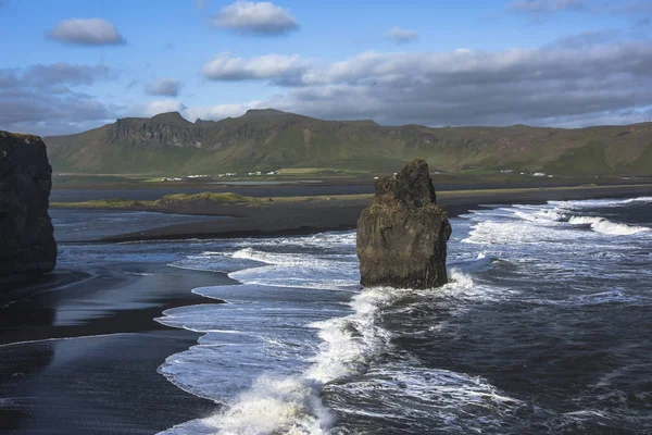 Paesaggio di Dyrholaey, spiaggia di sabbia vulcanica, Islanda meridionale — Foto Stock
