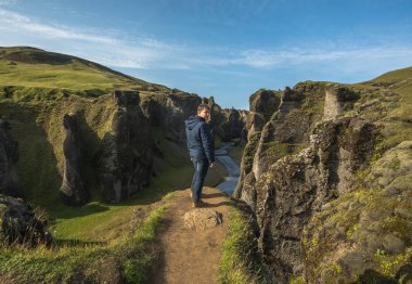 Fjadrargljufur Kanyonu Kirkjubaejarklaustur köy uzak olmayan çevre yoluna yakındır.