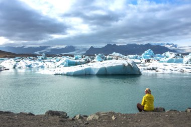 Kadın - hareketli buz izlerken turizm