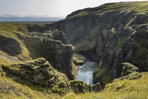 Zobacz niewiarygodne lato Fjadrargljufur canyon i rzeki — Zdjęcie stockowe