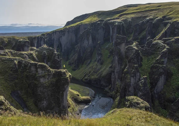 Incredibile vista estiva del Fjadrargljufur canyon e fiume — Foto Stock