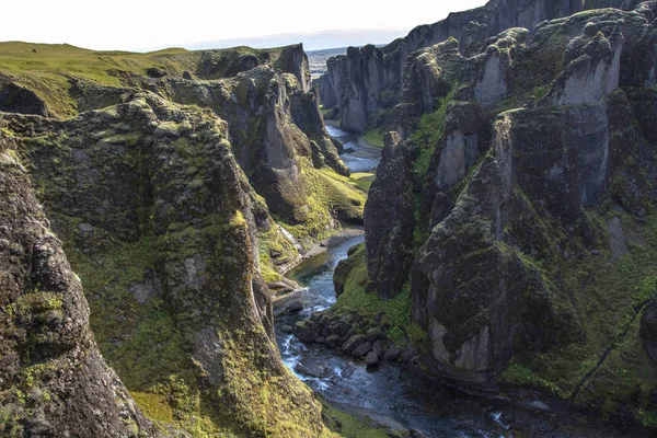 Zobacz niewiarygodne lato Fjadrargljufur canyon i rzeki — Zdjęcie stockowe