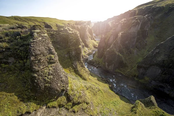 Neuvěřitelné letní pohled na kaňon Fjadrargljufur a řeka — Stock fotografie