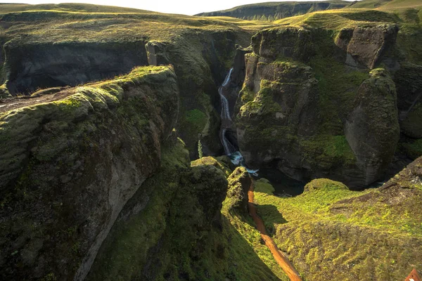 Incredibile vista estiva del Fjadrargljufur canyon e fiume — Foto Stock