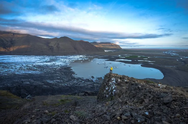 Caminhadas no inverno, mochileiro desfrutando paisagem panorâmica da geleira na Islândia, Skaftafell — Fotografia de Stock