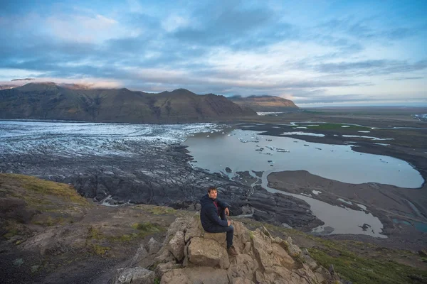 Vandring i vinter, backpacker njuta av panoramautsikt över landskapet i glaciären i Island, Skaftafell — Stockfoto