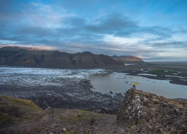 Caminhadas no inverno, mochileiro desfrutando paisagem panorâmica da geleira na Islândia, Skaftafell — Fotografia de Stock