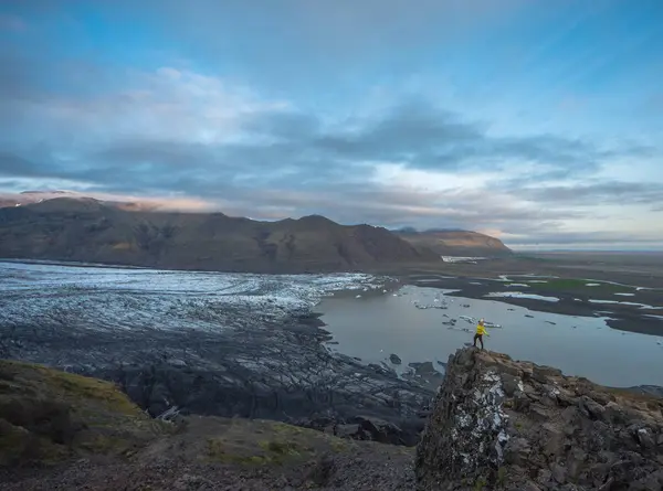 Vandring i vinter, backpacker njuta av panoramautsikt över landskapet i glaciären i Island, Skaftafell — Stockfoto