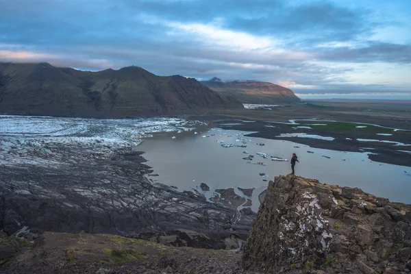 Turistika v zimě, batohem těší panoramatické krajiny ledovce na Islandu, Skaftafell — Stock fotografie
