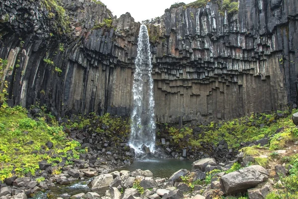 Cachoeira Svartifoss cercada por colunas de basalto no sul da Islândia — Fotografia de Stock