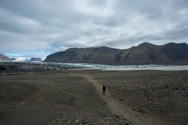 Caminhadas no inverno, mochileiro desfrutando paisagem panorâmica da geleira na Islândia, Skaftafell — Fotografia de Stock