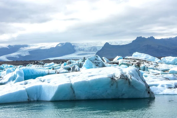 Λεπτομερείς φωτογραφίες του παγόβουνου Ισλανδικά παγετώνα σε μια λιμνοθάλασσα πάγου με απίστευτα ζωντανά χρώματα και μια ωραία υφή — Φωτογραφία Αρχείου