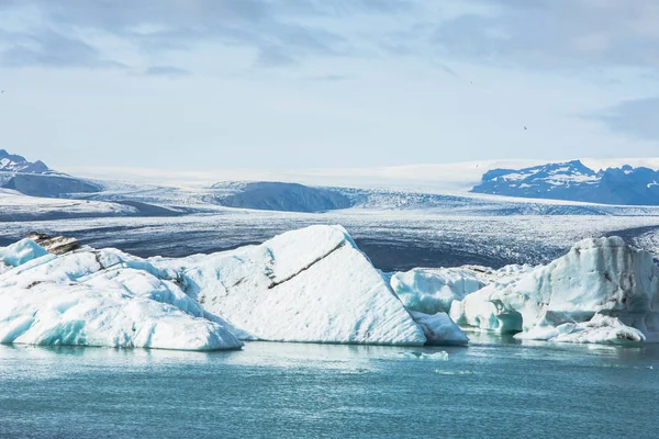 Foto detalhada do iceberg geleira islandesa em uma lagoa de gelo com cores incrivelmente vivas e uma textura agradável — Fotografia de Stock