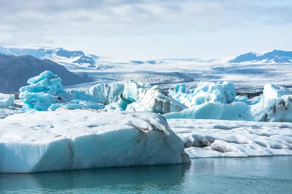 在一个冰环礁湖与非常鲜艳的颜色和漂亮的纹理的冰岛冰川冰山一角详细的照片 — 图库照片