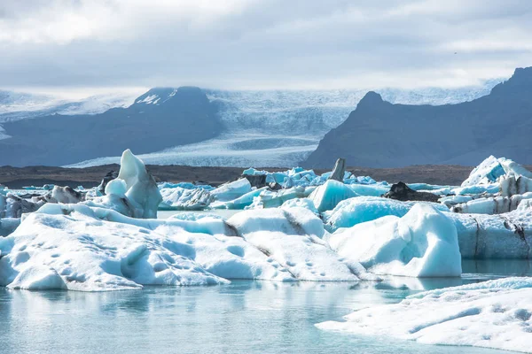 Photo détaillée de l'iceberg du glacier islandais dans un lagon de glace aux couleurs incroyablement vives et à la texture agréable — Photo