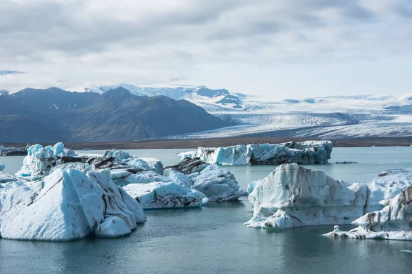 信じられないほど鮮やかな色と素敵なテクスチャと氷ラグーンにアイスランドの氷河氷山の詳しい写真 — ストック写真