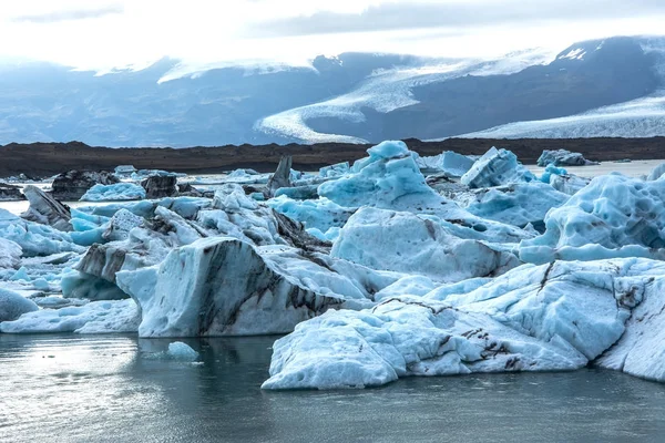 Gedetailleerde foto van de ijsberg van IJslands grootste gletsjer in een ijs lagune met ongelooflijk levendige kleuren en een mooie textuur — Stockfoto