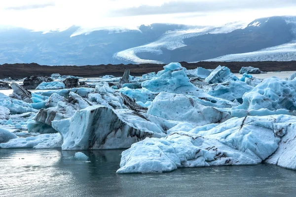 Photo détaillée de l'iceberg du glacier islandais dans un lagon de glace aux couleurs incroyablement vives et à la texture agréable — Photo