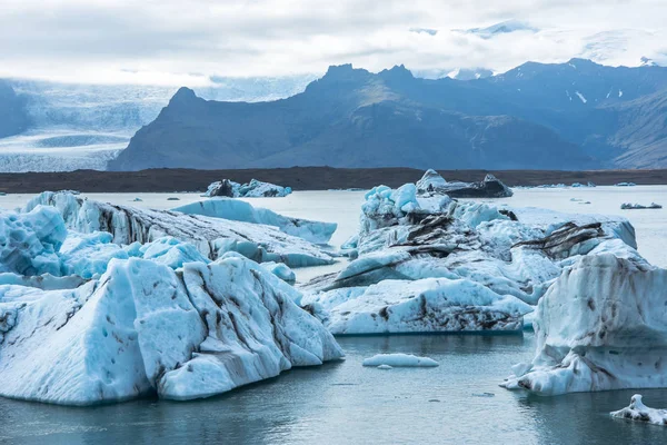 Photo détaillée de l'iceberg du glacier islandais dans un lagon de glace aux couleurs incroyablement vives et à la texture agréable — Photo