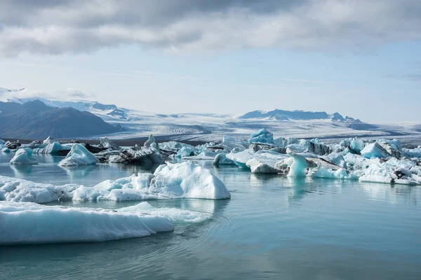 信じられないほど鮮やかな色と素敵なテクスチャと氷ラグーンにアイスランドの氷河氷山の詳しい写真 — ストック写真