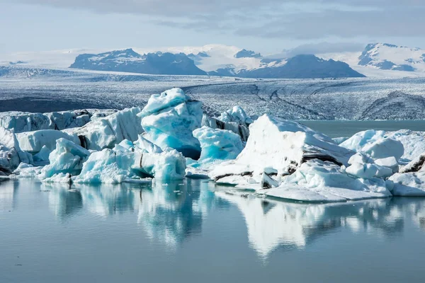 信じられないほど鮮やかな色と素敵なテクスチャと氷ラグーンにアイスランドの氷河氷山の詳しい写真 — ストック写真