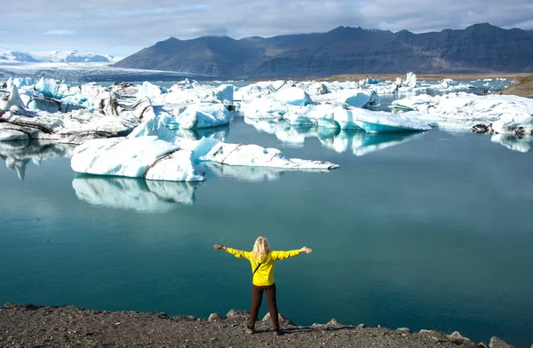 The woman - tourist watching the moving ice — Stock Photo, Image