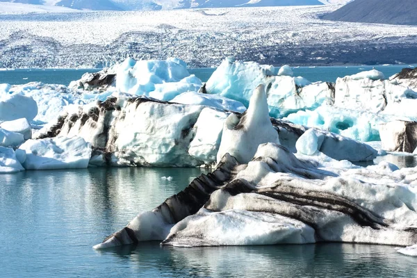 在一个冰环礁湖与非常鲜艳的颜色和漂亮的纹理的冰岛冰川冰山一角详细的照片 — 图库照片