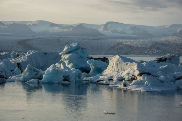Islândia, Jokulsarlon lagoa, bela paisagem fria imagem de icelandic geleira lagoa baía , — Fotografia de Stock