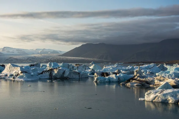 Islande, Lagune de Jokulsarlon, Belle image de paysage froid de la baie de lagune de glacier icelandique , — Photo