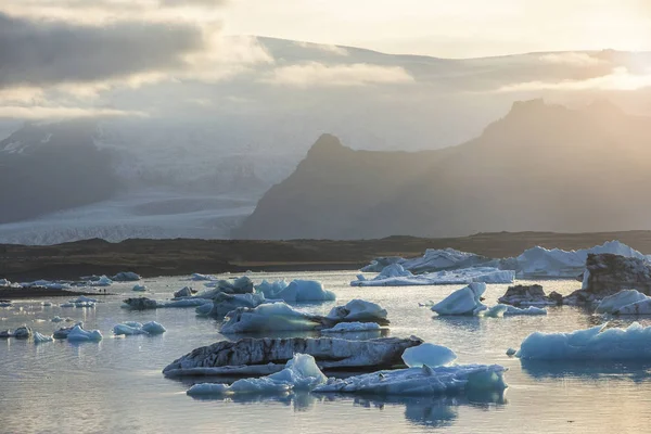 在充满活力的红色日落 Jokulsarlon 冰川泻湖的冰山 — 图库照片