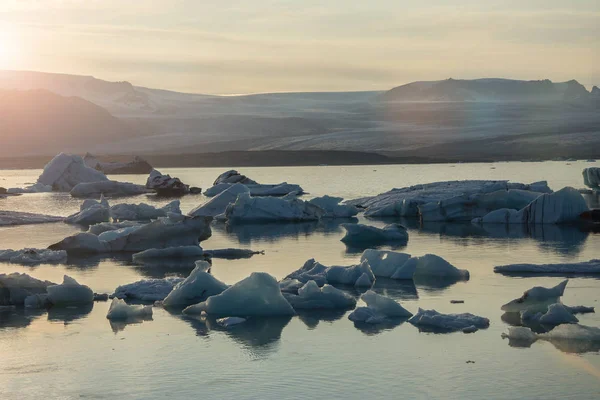 在充满活力的红色日落 Jokulsarlon 冰川泻湖的冰山 — 图库照片