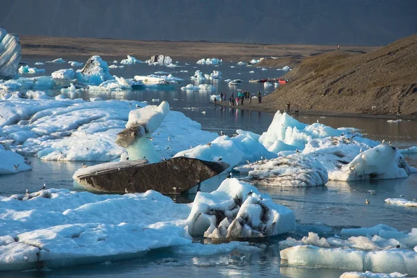 信じられないほど鮮やかな色と素敵なテクスチャと氷ラグーンにアイスランドの氷河氷山の詳しい写真 — ストック写真