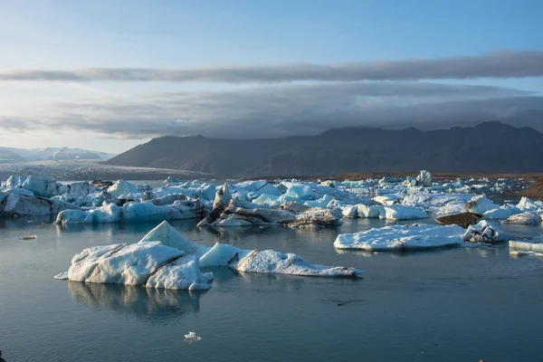 Islandia, laguny Jokulsarlon, piękny obraz zimno krajobraz islandzki glacier Bay lagoon, — Zdjęcie stockowe