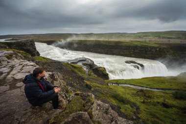 Ünlü Godafoss üzerinde İzlanda'nın en güzel şelaleler biridir. Bu adanın kuzeyinde yer almaktadır.