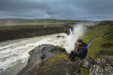 Ünlü Godafoss üzerinde İzlanda'nın en güzel şelaleler biridir. Bu adanın kuzeyinde yer almaktadır.