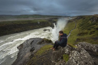 Ünlü Godafoss üzerinde İzlanda'nın en güzel şelaleler biridir. Bu adanın kuzeyinde yer almaktadır.