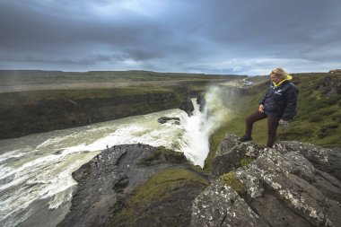 Ünlü Godafoss üzerinde İzlanda'nın en güzel şelaleler biridir. Bu adanın kuzeyinde yer almaktadır.