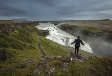Ünlü Godafoss üzerinde İzlanda'nın en güzel şelaleler biridir. Bu adanın kuzeyinde yer almaktadır.