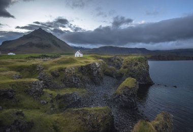 İzlanda'daki Snaefell kıyısında Arnarstapi kasaba